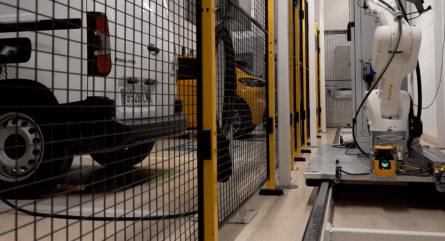 HepcoMotion - 低保养要求/重载直线导轨，应用于新能源汽车车队自动充电站，保证了精度和重复可靠性。